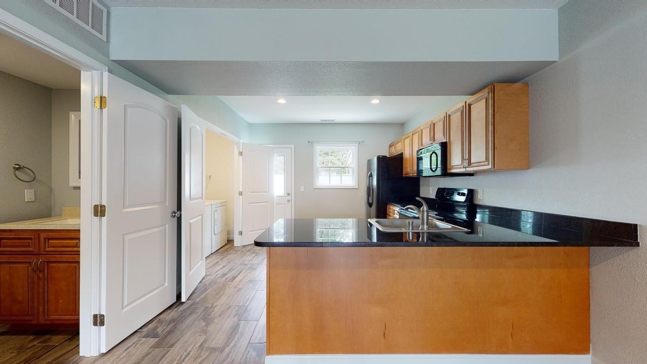 1407 Poplar St #604 - Photo 4 of 11
