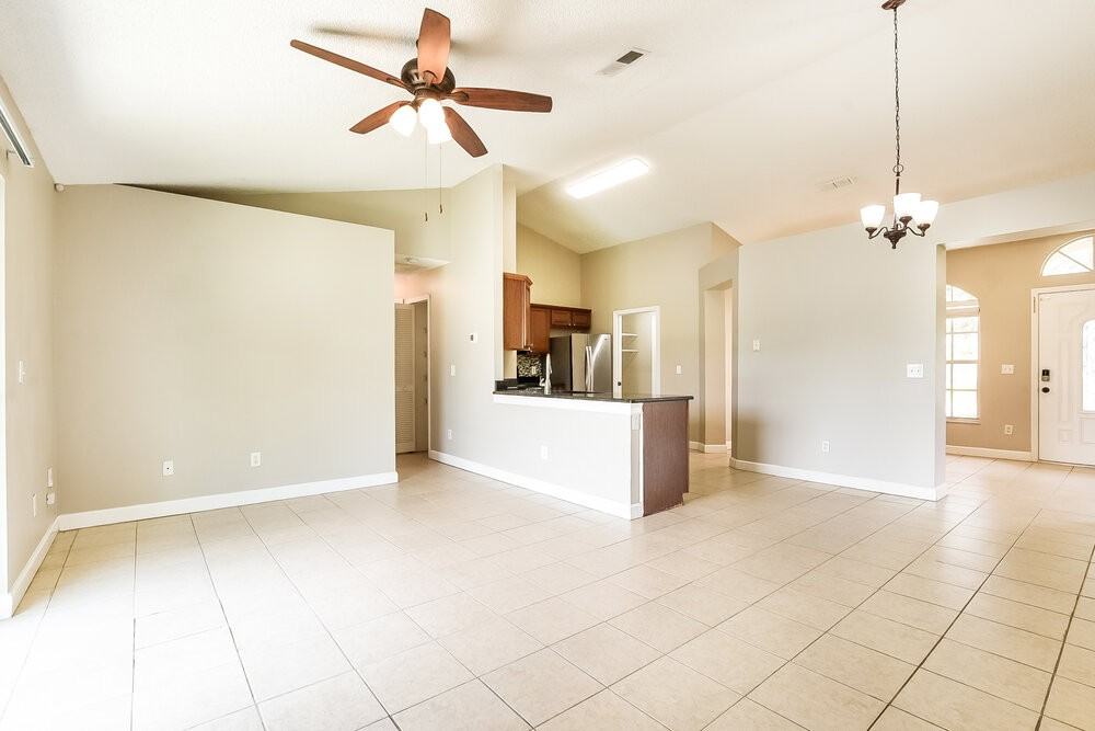 1306 Silverthorn Dr - Photo 3 of 16