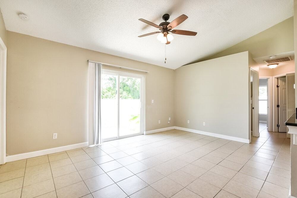 1306 Silverthorn Dr - Photo 4 of 16