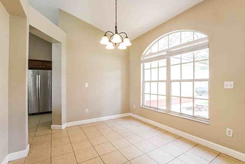 1306 Silverthorn Dr - Photo 5 of 16