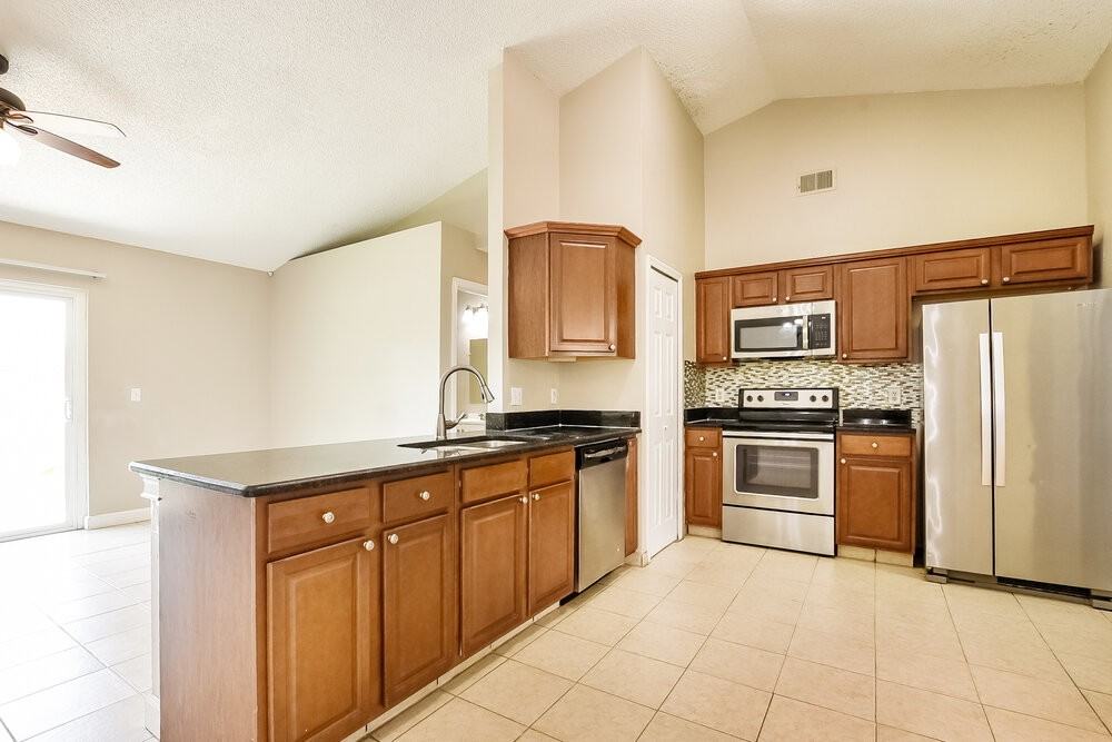 1306 Silverthorn Dr - Photo 7 of 16