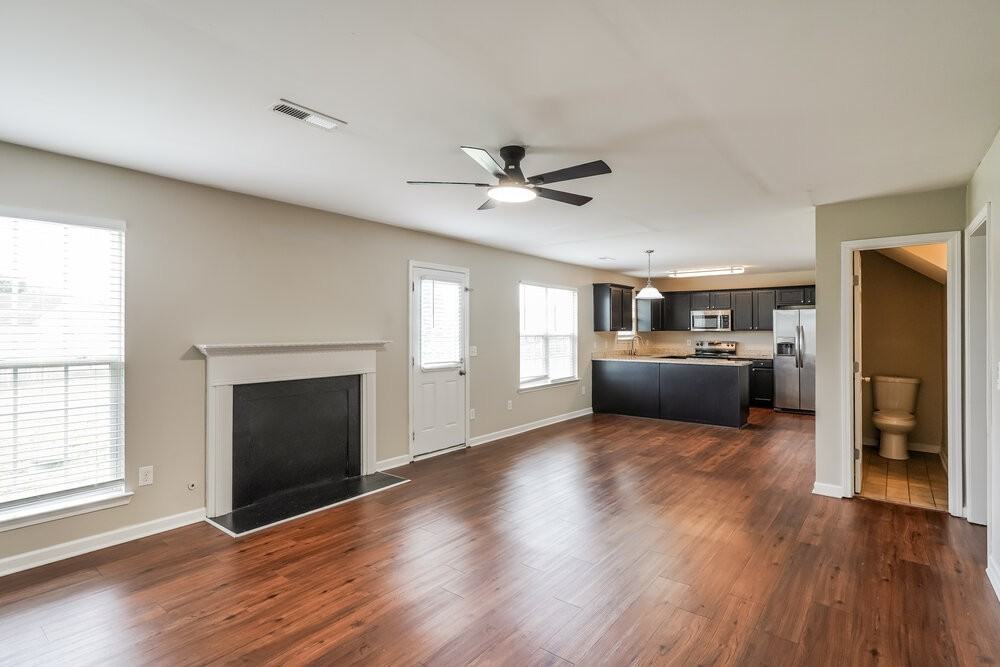 1043 Vanguard Dr - Photo 4 of 17