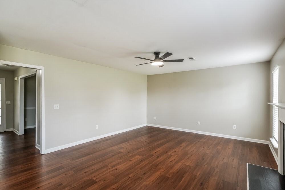 1043 Vanguard Dr - Photo 5 of 17
