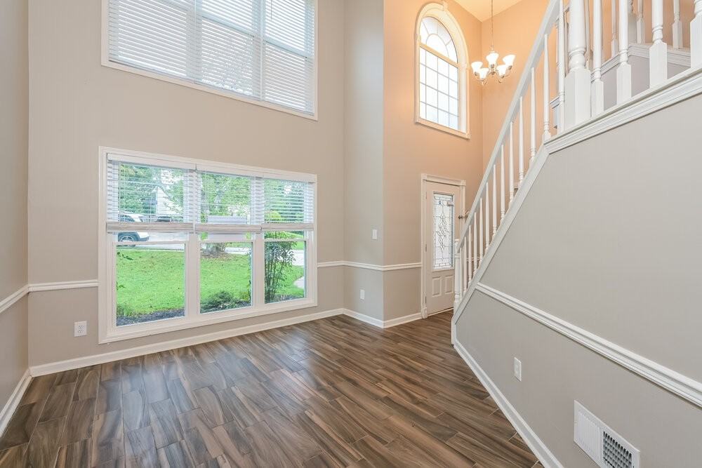 655 Suwanee Lakes Cir - Photo 4 of 17