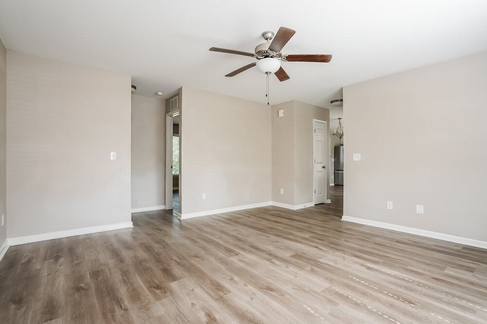223 Caddel St - Photo 4 of 16