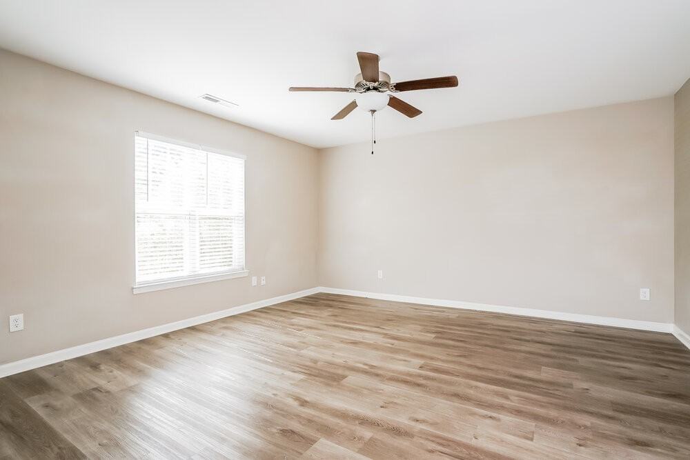 223 Caddel St - Photo 5 of 16