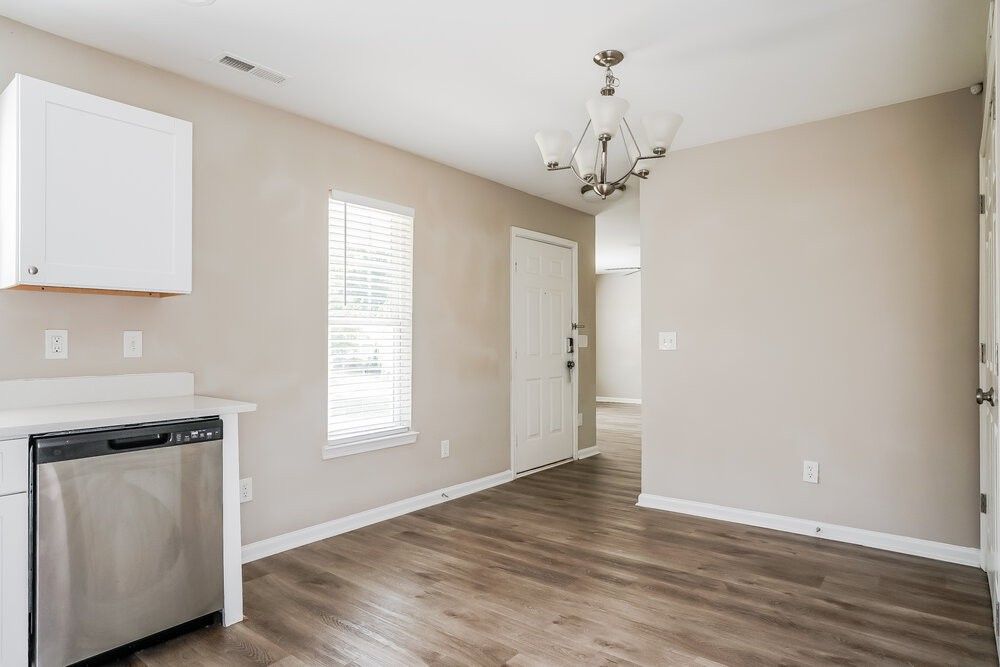 223 Caddel St - Photo 6 of 16