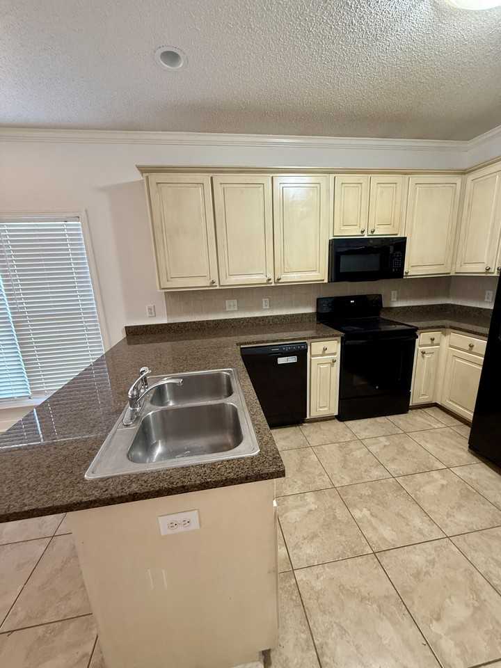 132 Laurelwood Ct #1 - Photo 3 of 10