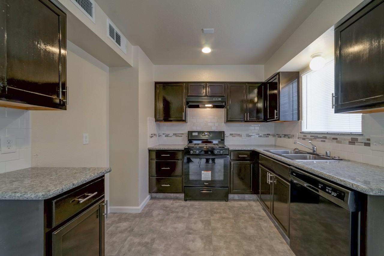 4414 W Myrtle Ave #C - Photo 3 of 18