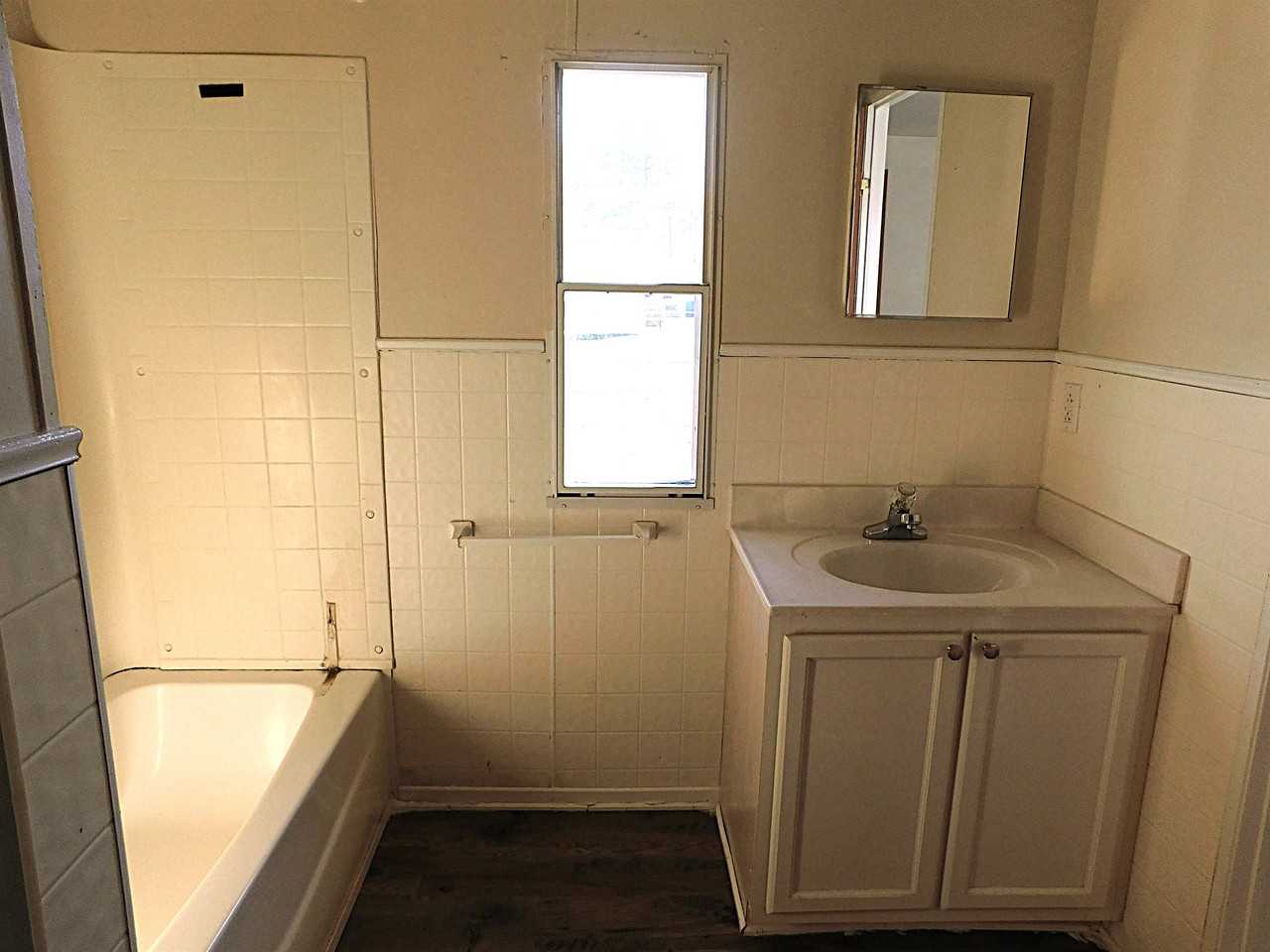 114 Colonial Ct #1 - Photo 7 of 9