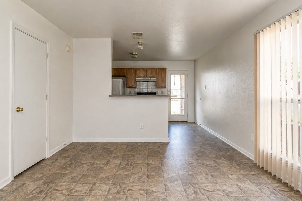 102 E Robin Ln Apt A #A - Photo 2 of 30