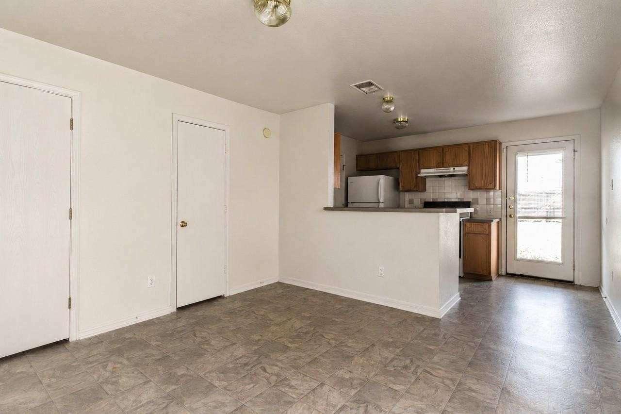 102 E Robin Ln Apt A #A - Photo 4 of 30