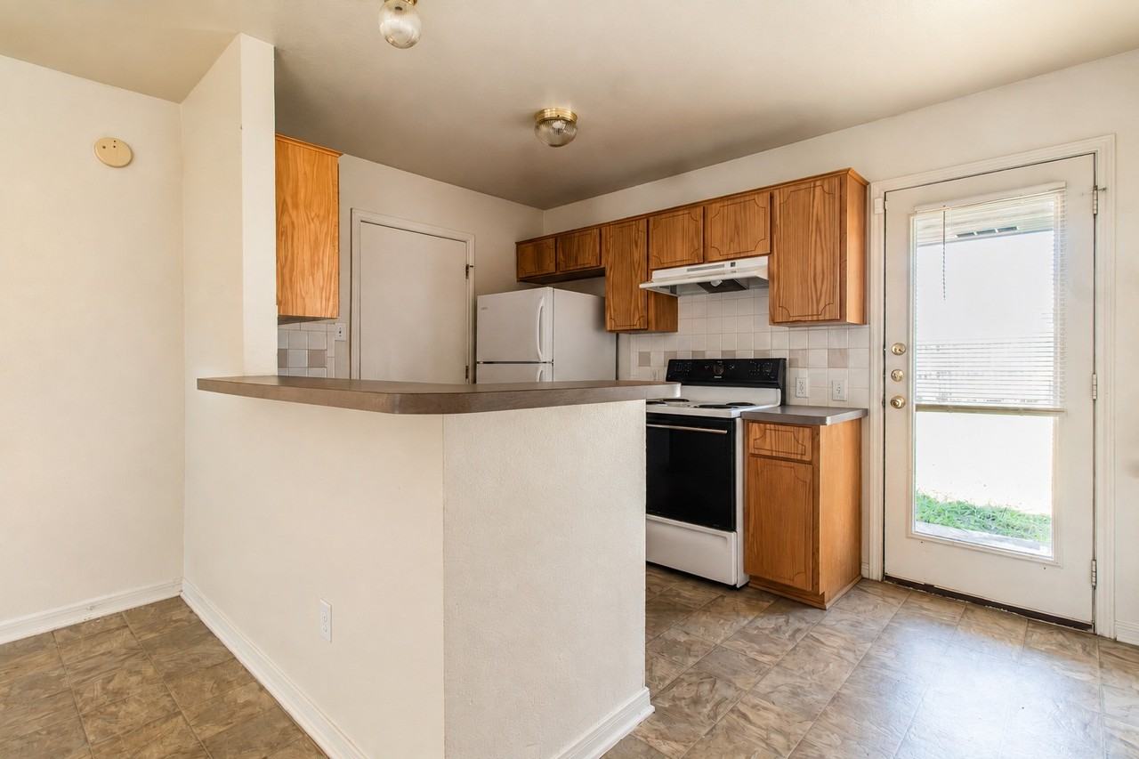 102 E Robin Ln Apt A #A - Photo 5 of 30