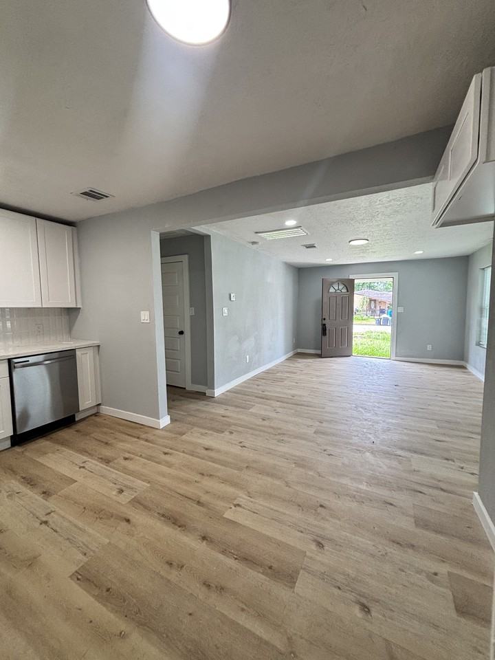 1409 17th St #1 - Photo 3 of 14