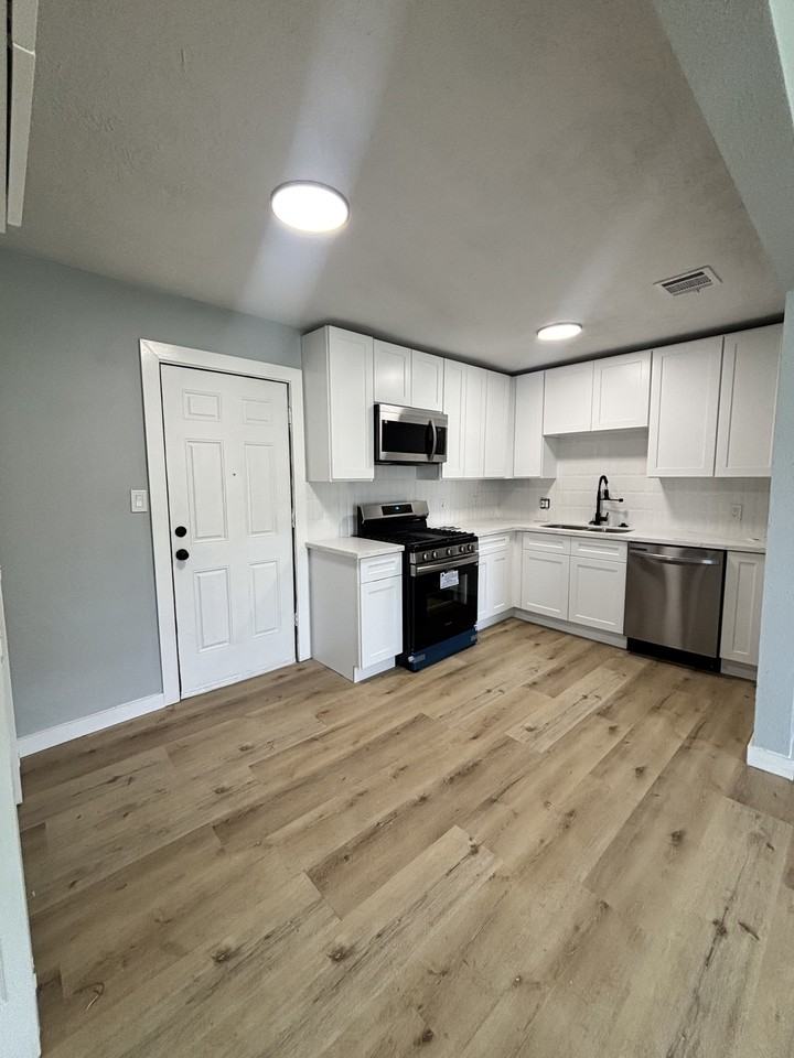 1409 17th St #1 - Photo 4 of 14