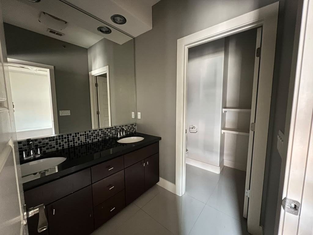 3016 S L St #4 - Photo 4 of 11