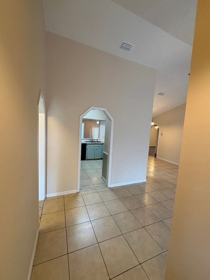 5060 Se 35th Ave - Photo 2 of 23