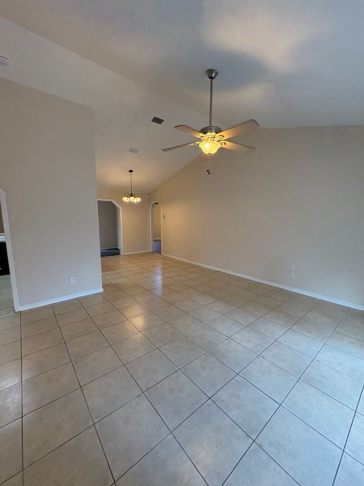 5060 Se 35th Ave - Photo 3 of 23