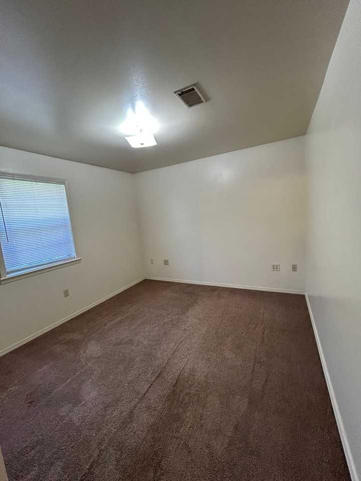 908 E G St - Photo 4 of 15