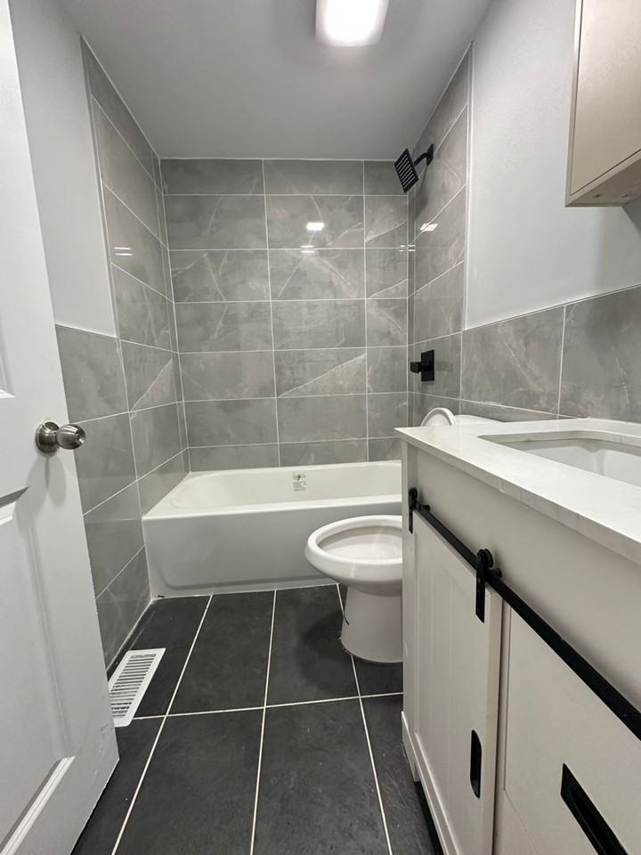 1049 Mercy St - Photo 6 of 24