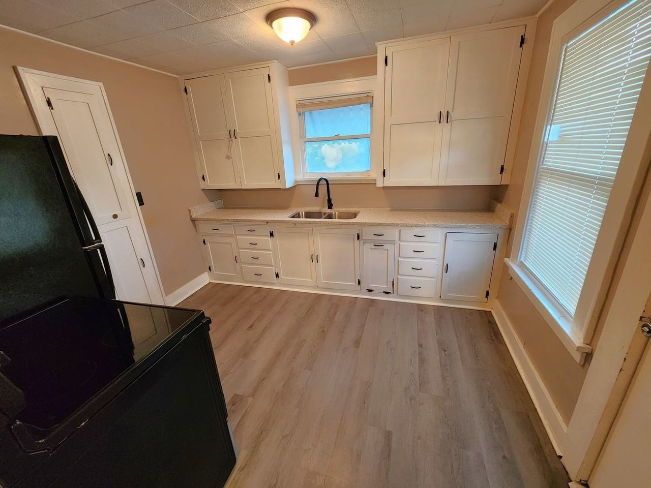 2080 Sw Washburn Ave - Photo 5 of 34