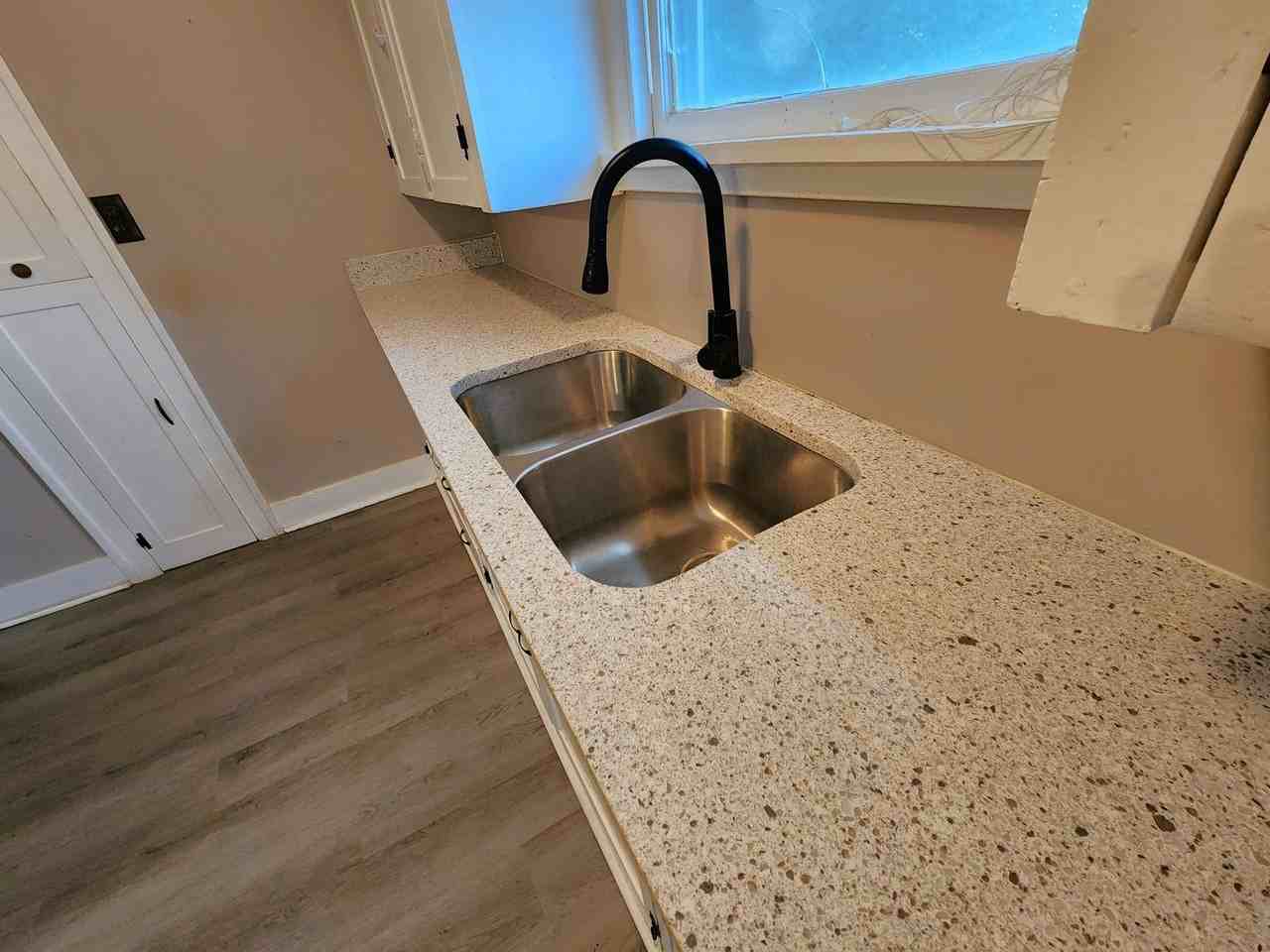 2080 Sw Washburn Ave - Photo 7 of 34
