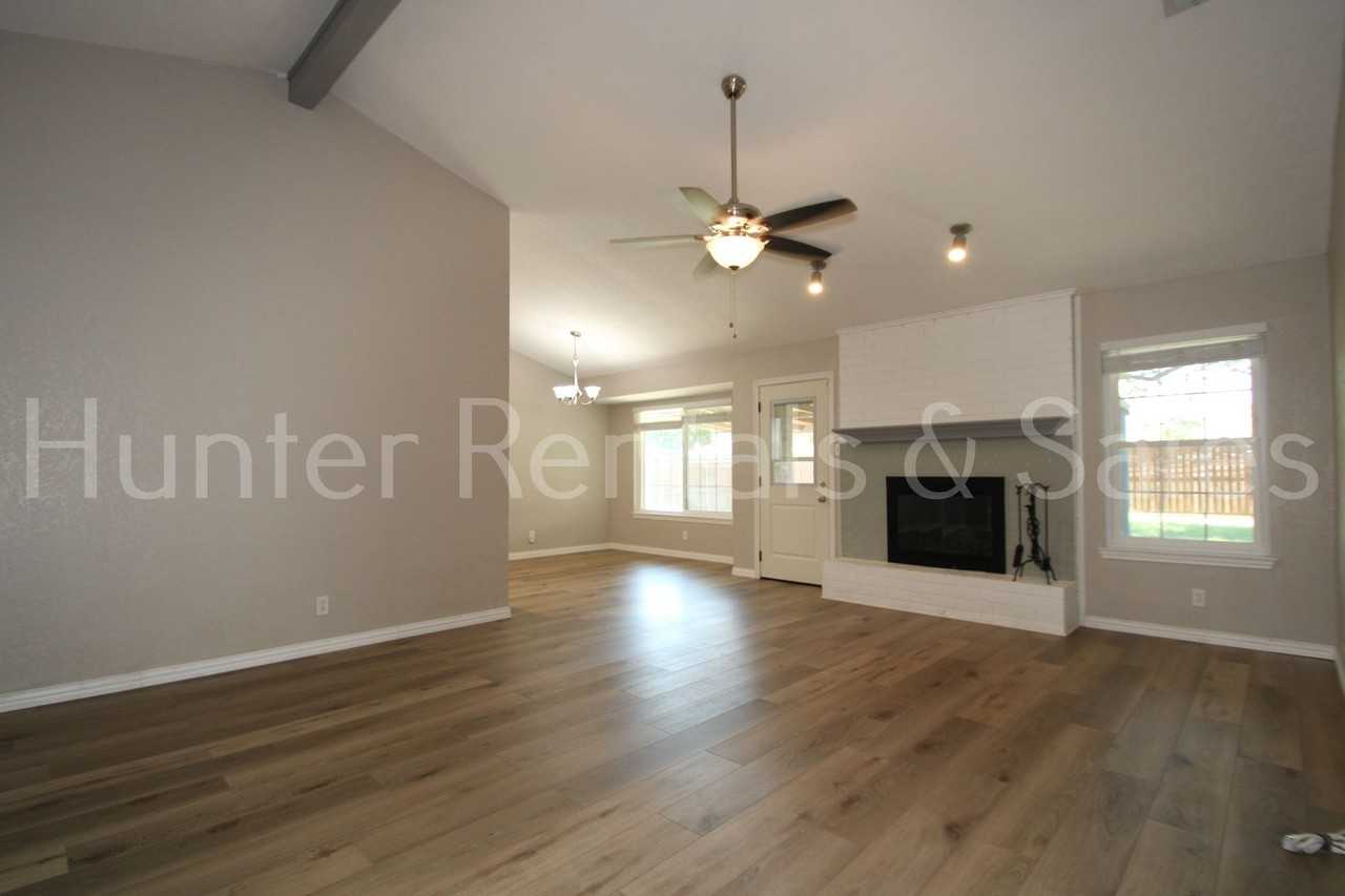 4817 Castlewood Dr - Photo 3 of 28