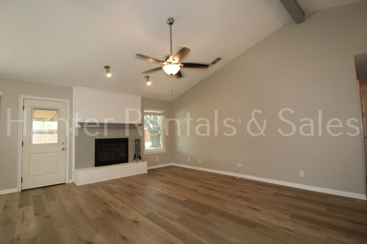 4817 Castlewood Dr - Photo 4 of 28