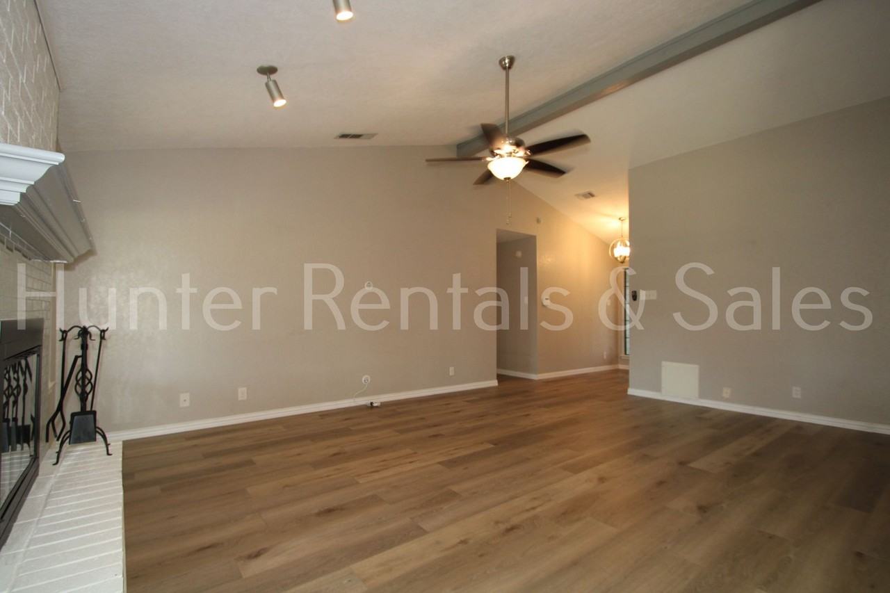 4817 Castlewood Dr - Photo 6 of 28