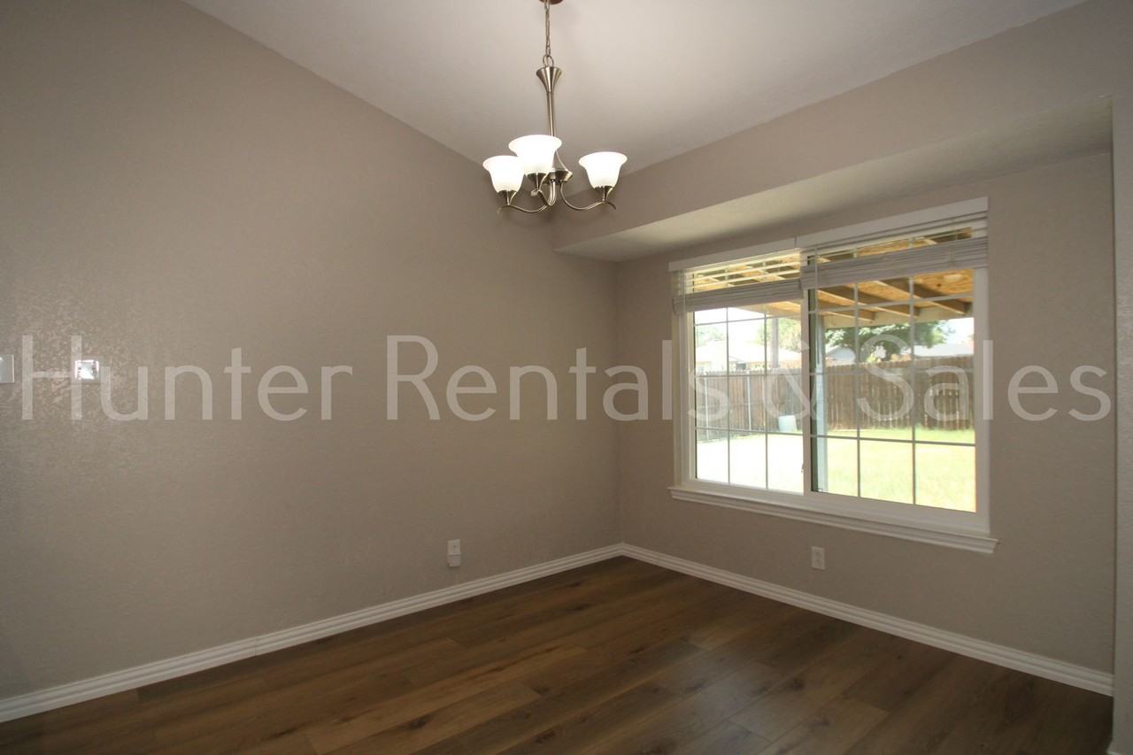 4817 Castlewood Dr - Photo 7 of 28