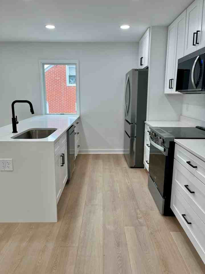 1411 Chesapeake St - Photo 3 of 15
