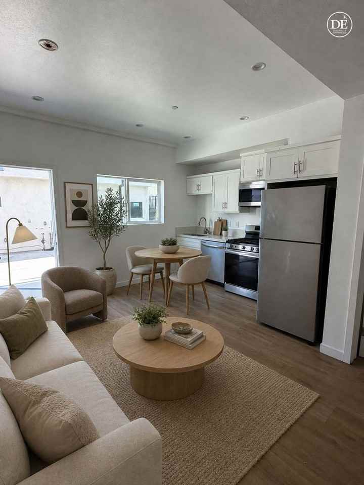 1876 W 20th St - Photo 4 of 45