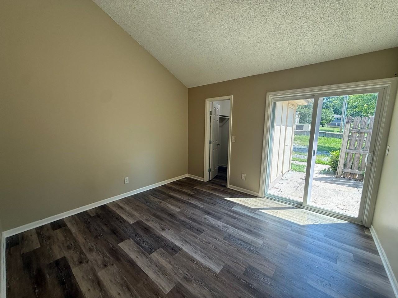 602 N Jackson St - Photo 3 of 7