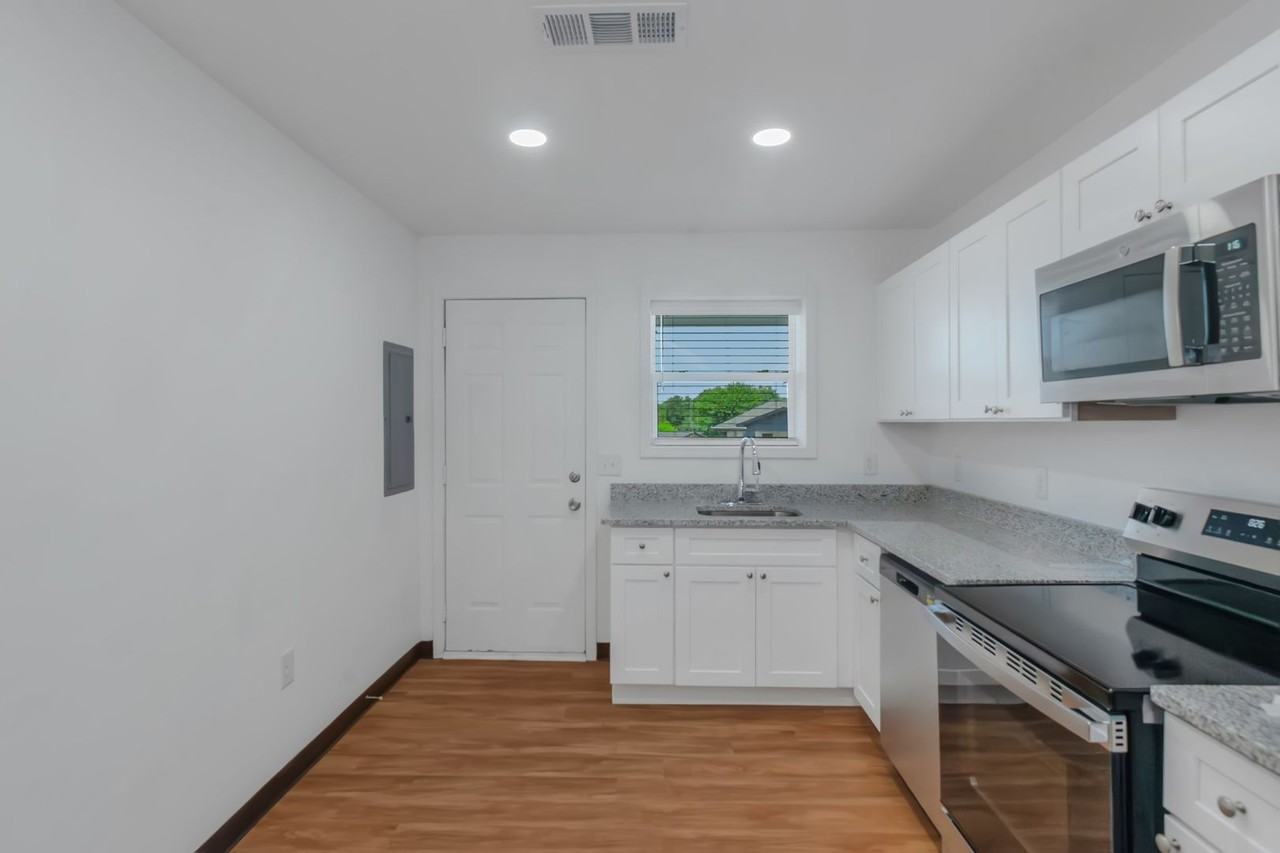 3040 Delmar Lane NW - Photo 5 of 49