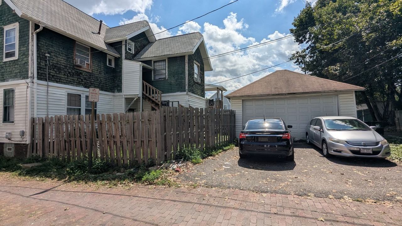 1411 Yale Ave Nw #1 - Photo 3 of 25