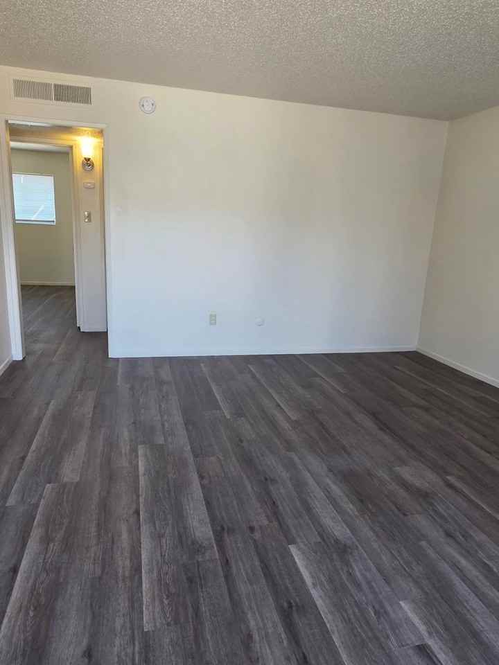 114 Garnsey Ave Apt A - Photo 2 of 14