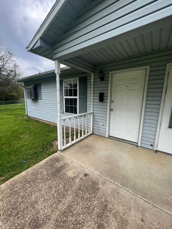 405 Fonville St Apt B - Photo 2 of 10