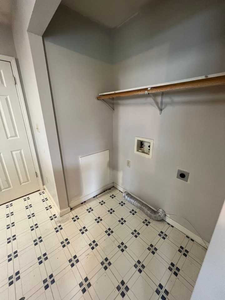 405 Fonville St Apt B - Photo 4 of 10