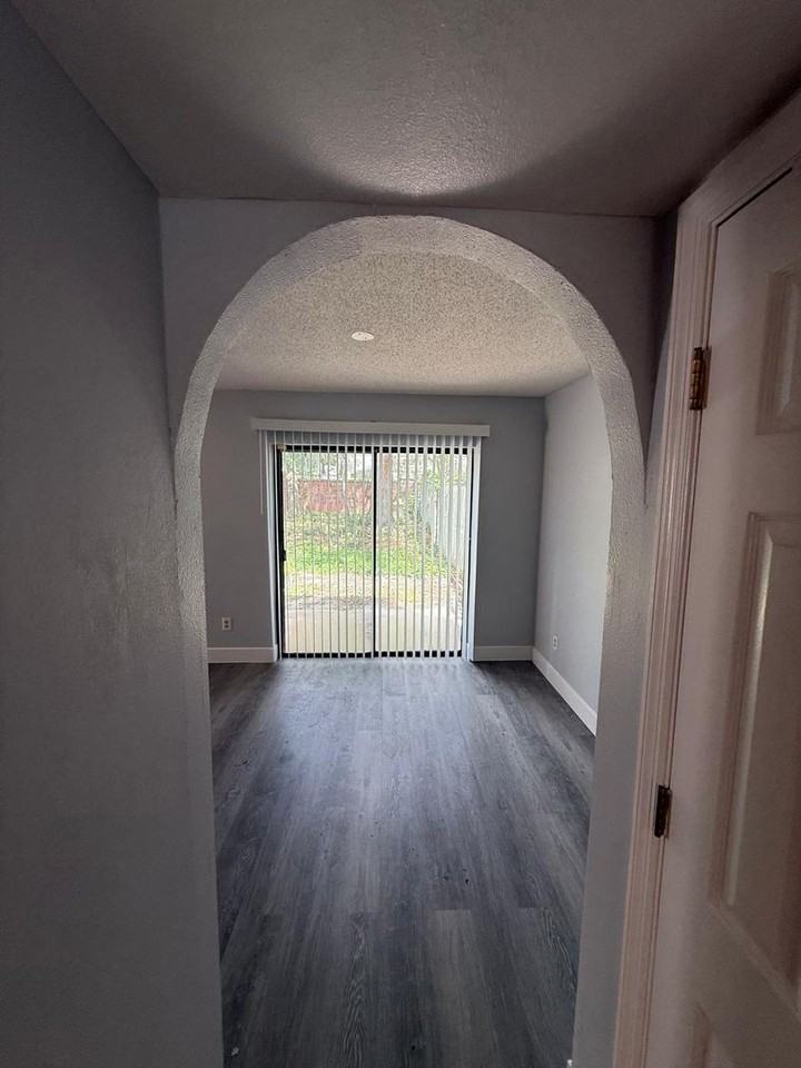 1030 Knoll Wood Ct - Photo 5 of 50