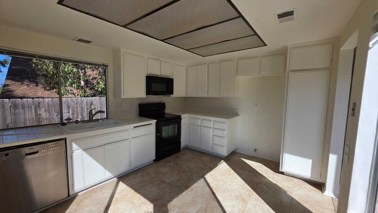 13363 Thunderhead St - Photo 4 of 20