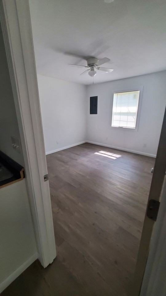 903 Locust St - Photo 5 of 9