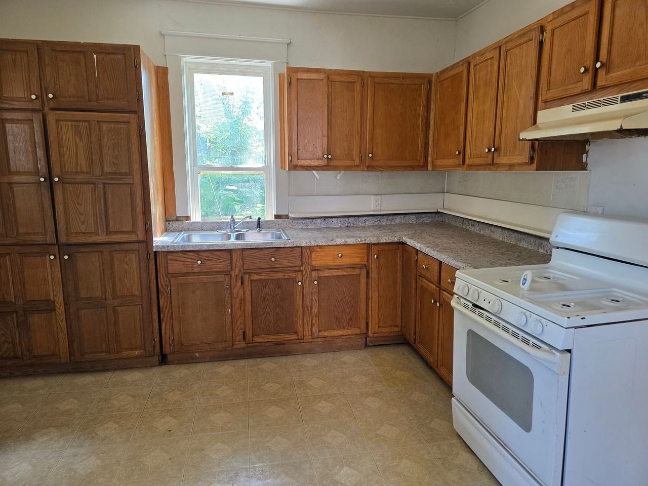 305 E Bowman St - Photo 2 of 16