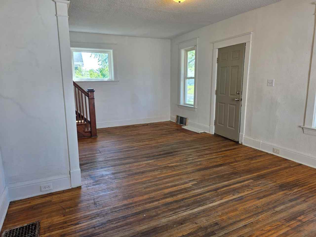 305 E Bowman St - Photo 5 of 16