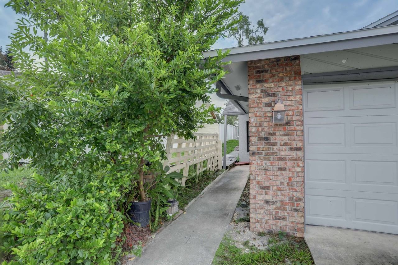 370 Springdale Dr - Photo 2 of 19