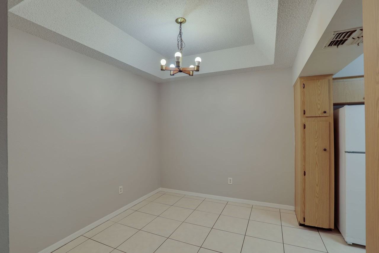 370 Springdale Dr - Photo 7 of 19