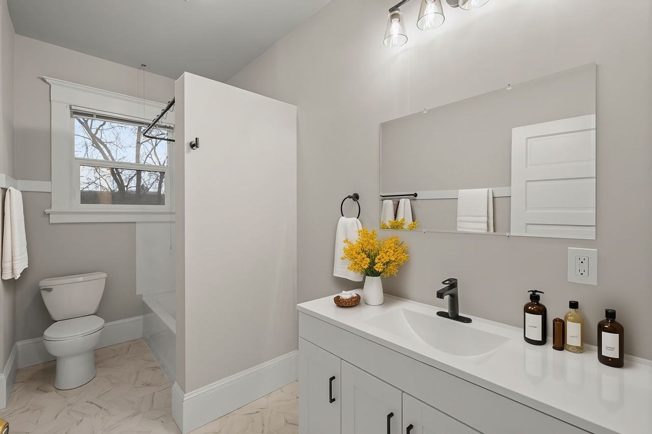 The Hillcrest Apartments - Photo 3 of 17