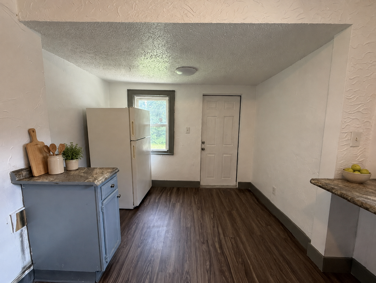 674 Hudson Ave - Photo 7 of 19