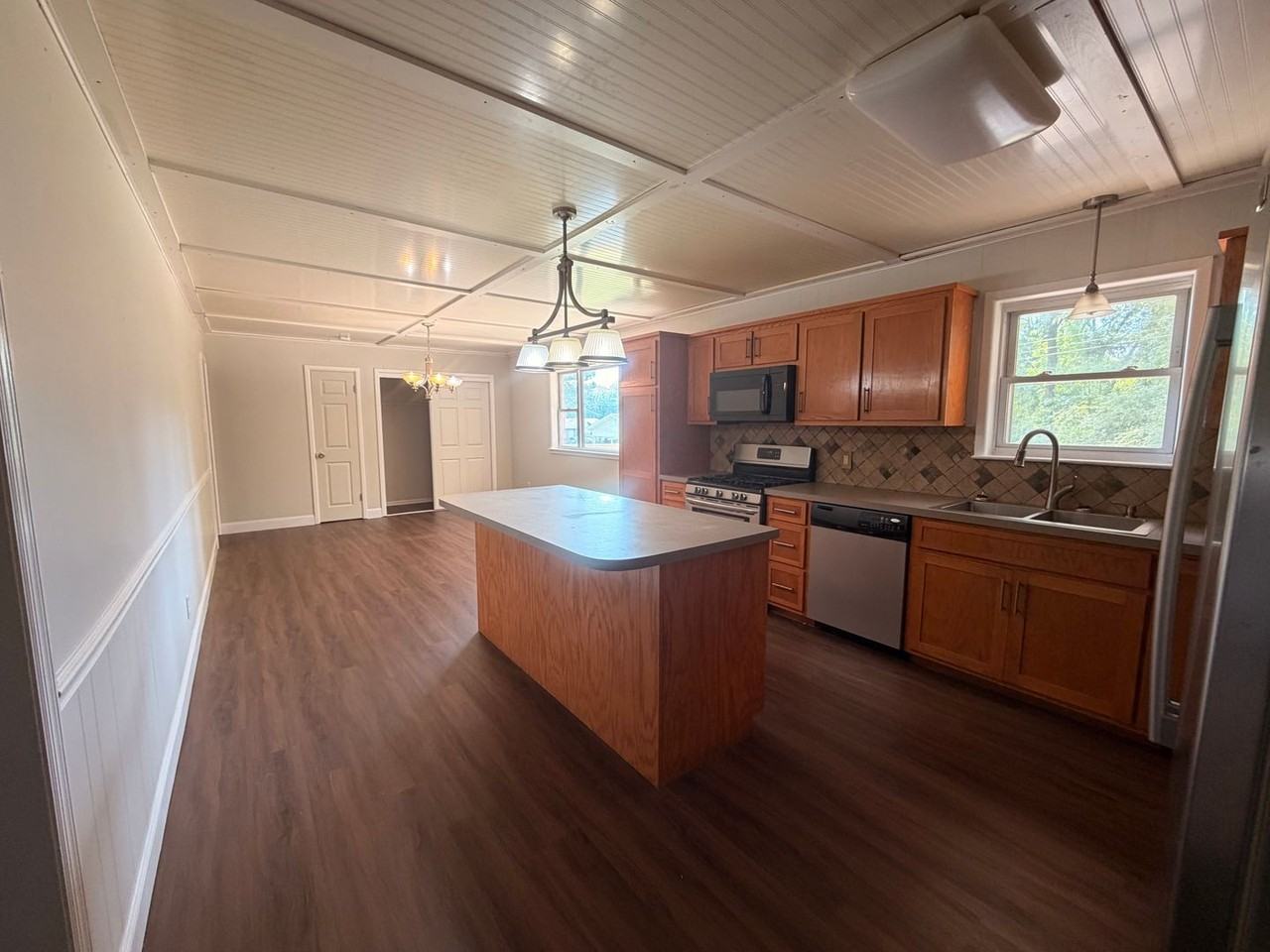 218 E 19th St - Photo 3 of 13