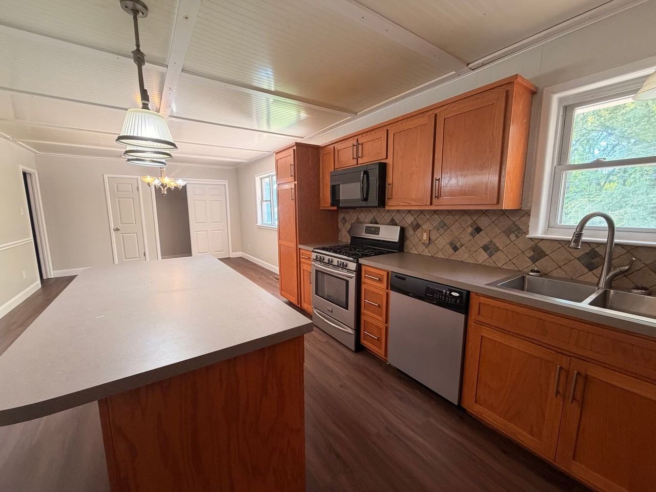 218 E 19th St - Photo 4 of 13