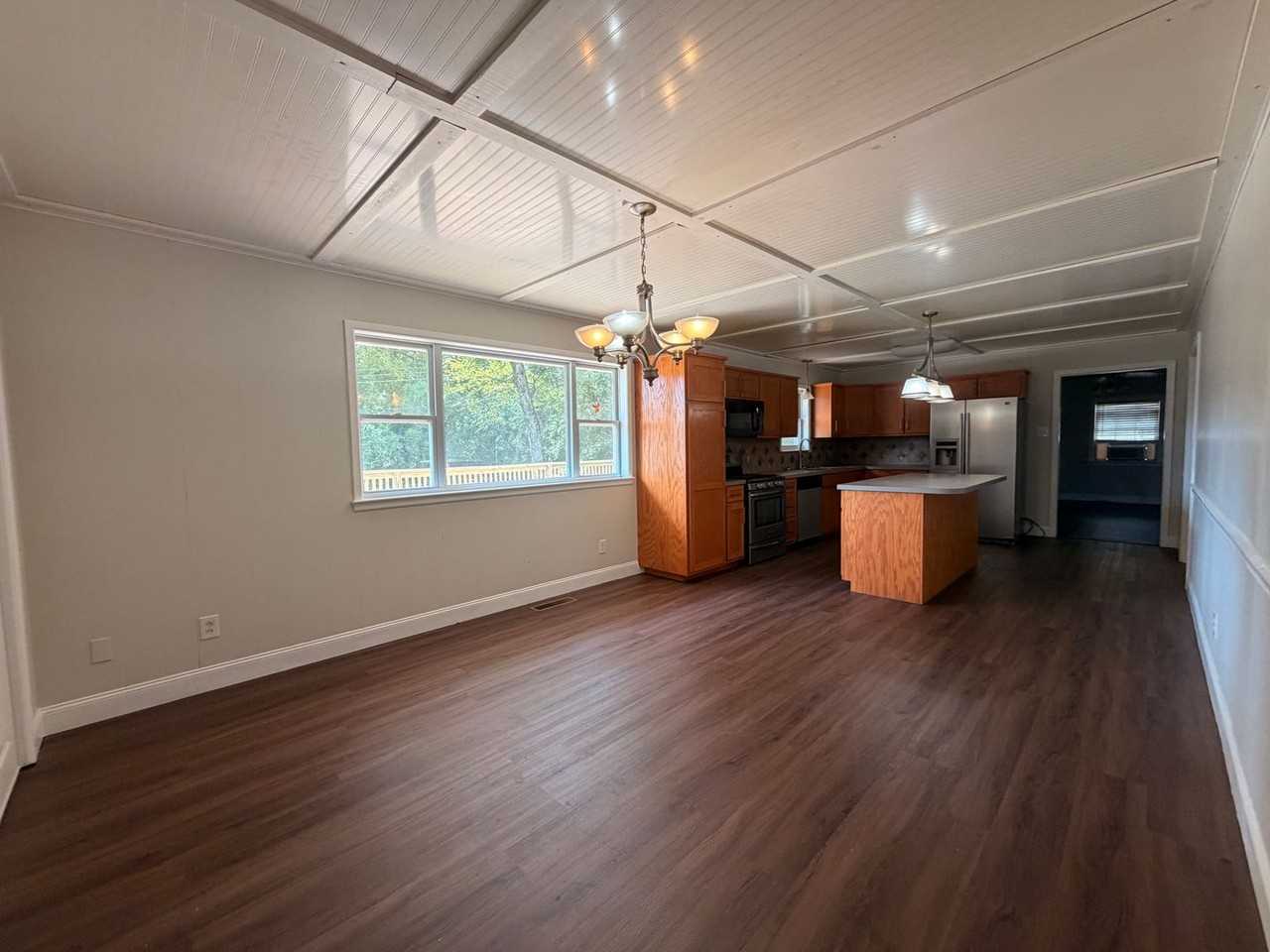 218 E 19th St - Photo 5 of 13